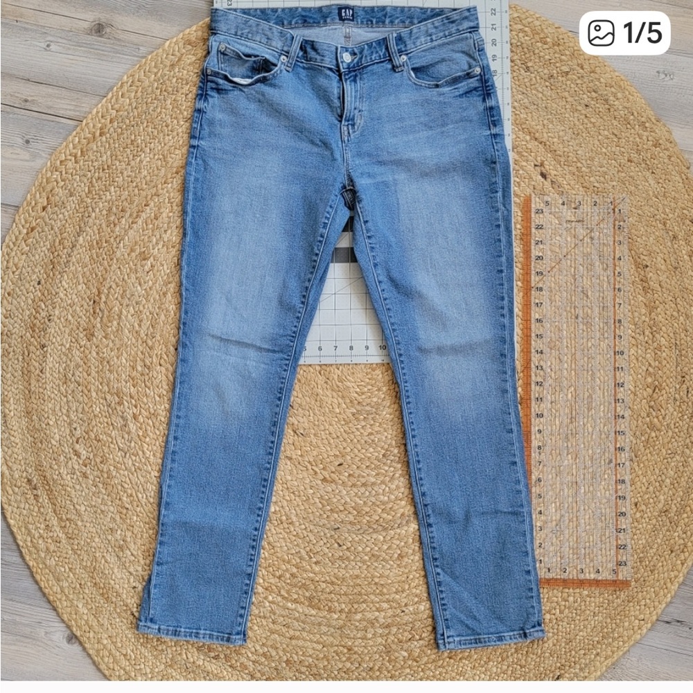 Gap mid rise straight
